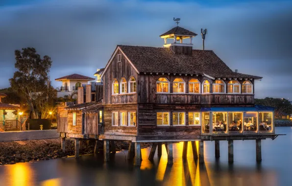 Picture the evening, San Diego, the restaurant is on stilts