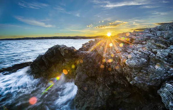 Sea, the sun, rays, glare, stones, shore