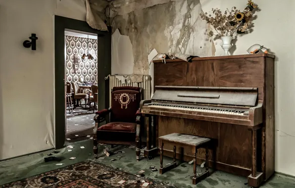 Picture room, the door, piano