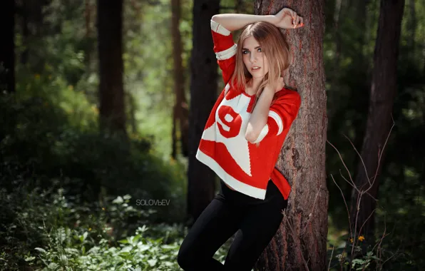 Picture forest, pose, tree, model, sweater, SOLOVЬEV, Artem Soloviev, Svetlana Ratmanov
