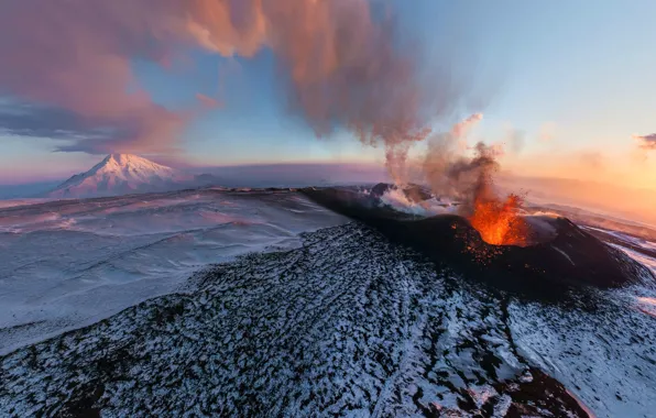 Picture the volcano, the eruption, Kamchatka, Flat Tolbachik