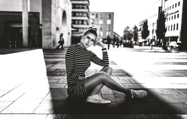 Girl, the city, street, legs, sitting, Vanessa, Miro Hofmann, BW