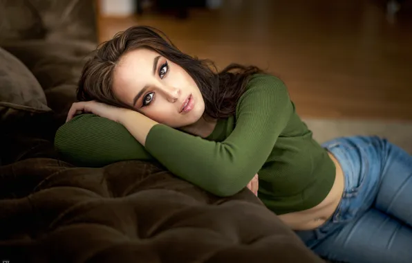 Look, pose, sofa, model, portrait, jeans, makeup, figure