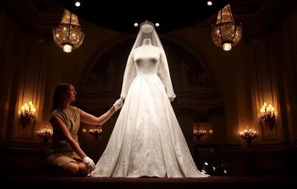 WHITE, DRESS, CROWN, WEDDING, CANDLES, VEIL, The BRIDE, CHANDELIERS