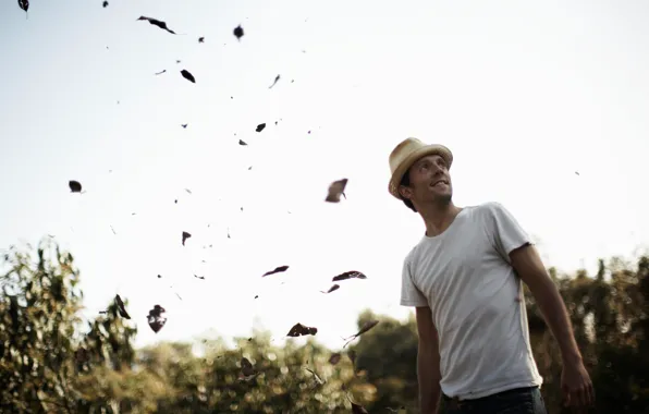 Picture guy, falling leaves, singer, look to the sky, jason mraz