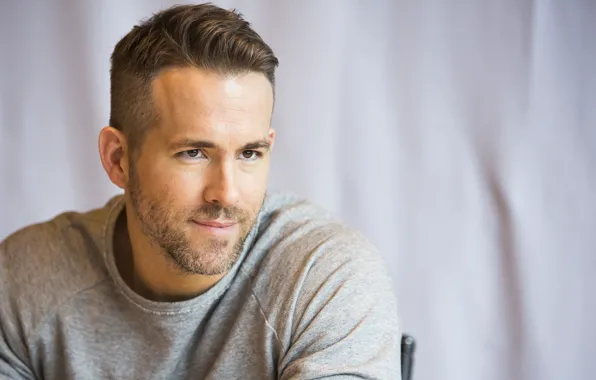 Look, male, Ryan Reynolds
