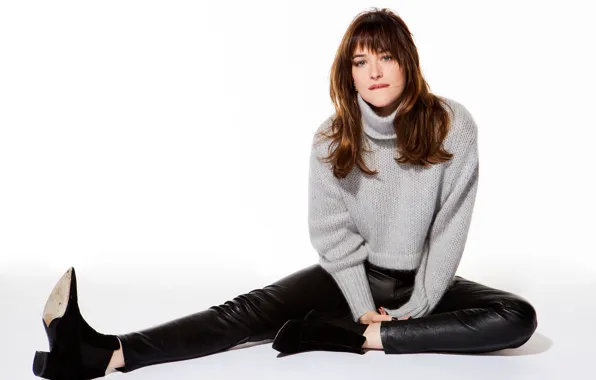 Model, actress, hairstyle, white background, brown hair, boots, sitting, on the floor