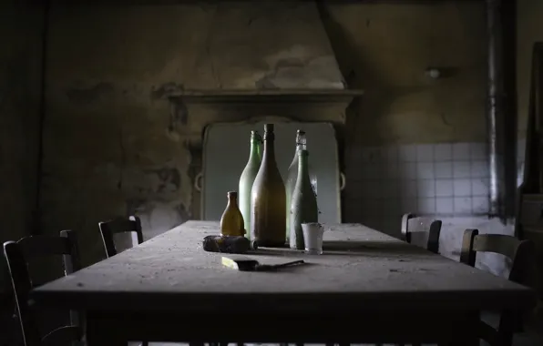 Picture table, room, bottle