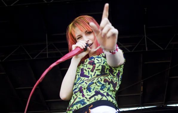 Picture guns, girl, woman, Williams, microphone, redhead, Hayley Williams, Paramore