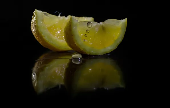 Picture drops, reflection, the dark background, lemon, juice, slices