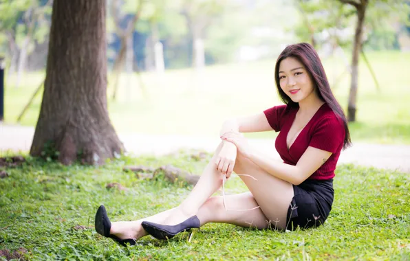 Picture look, girl, shoes, smile, Park, hair, neckline, legs