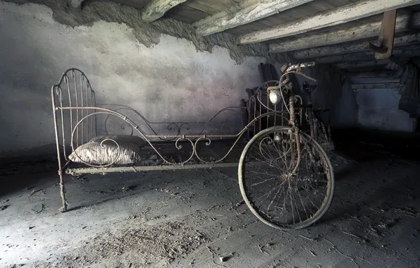 Picture bike, bed, attic