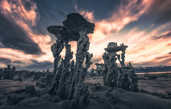 Sand, the sky, clouds, mountains, rocks, posts, desert, dal