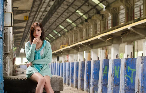 Look, the building, portrait, makeup, tires, hairstyle, brown hair, legs