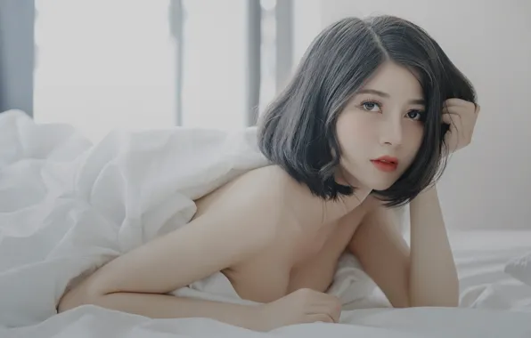 Picture chest, look, girl, face, linen, portrait, brunette, bed