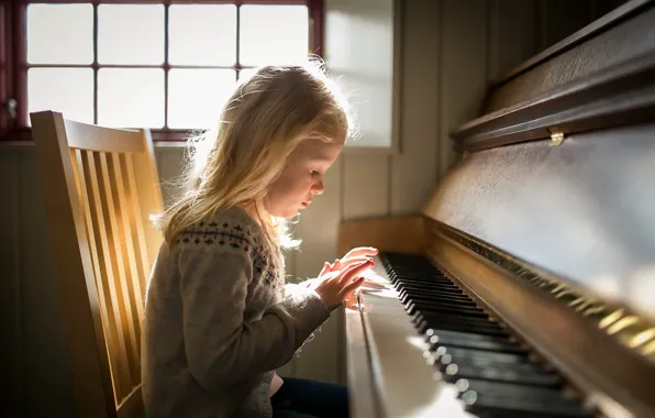 Picture light, girl, piano