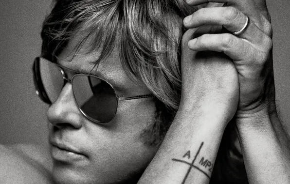 Picture close-up, photo, hands, tattoo, glasses, actor, black and white, Brad Pitt