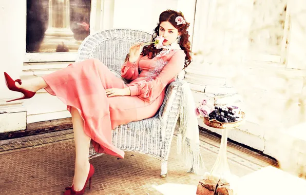 Rose, makeup, dress, actress, hairstyle, shoes, beauty, sitting