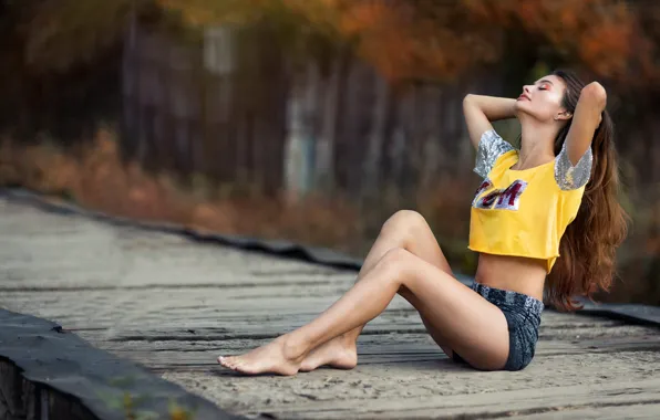 Picture pose, barefoot, t-shirt, shorts, Board, brunette, girl, Andrea Carretta