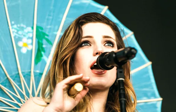 Picture microphone, singer, Sydney Sierota, Echosmith
