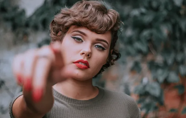 Look, gesture, look, green foliage, gesture, bright lipstick, the girl's face, green foliage