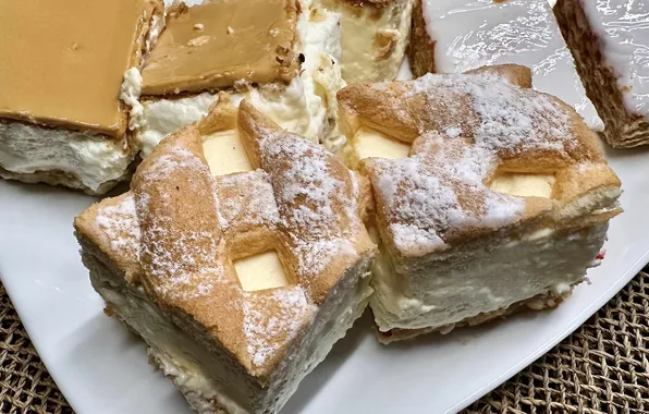 Cake, creme, sugar powder