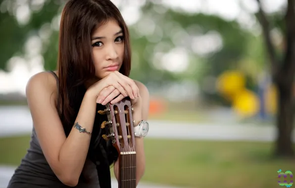Picture girl, guitar, Juinnie Thor