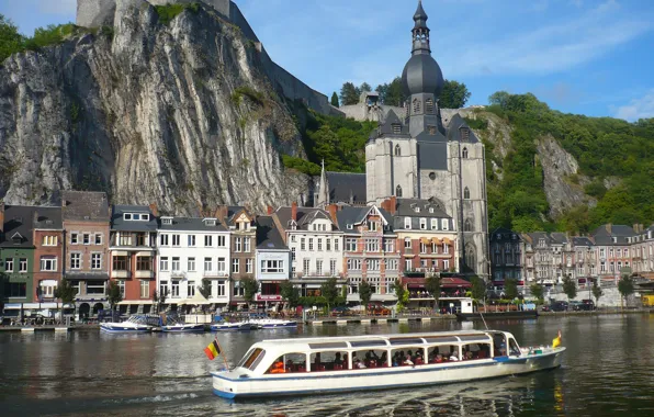 Picture the city, river, promenade, Northern France