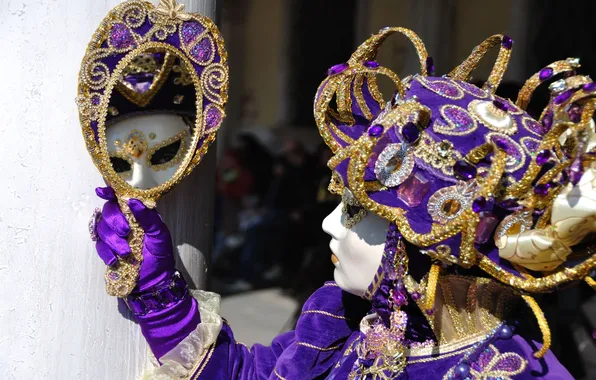 Picture feathers, mask, mirrors, Carnival in Venice