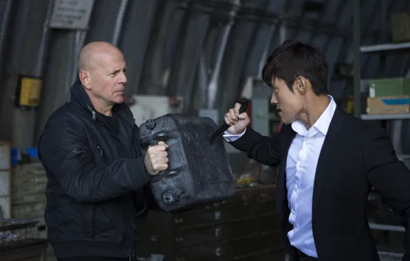 Picture knife, canister, Bruce Willis, Bruce Willis, Lee Byung-Hun, RED 2, RED 2, Lee Byeong Heon