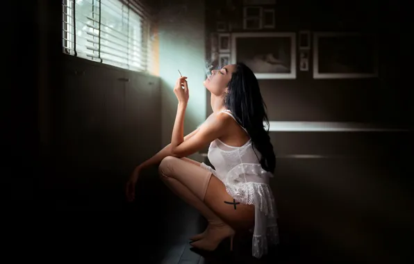 Picture room, cigarette, girl