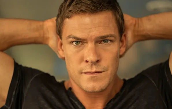 Pose, portrait, large, the series, Jack Reacher, Alan Ritchson, Jack Reacher, Alan Richson