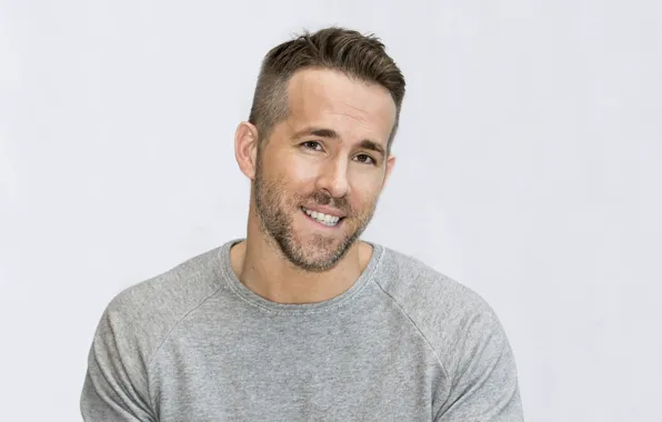 Look, male, Ryan Reynolds
