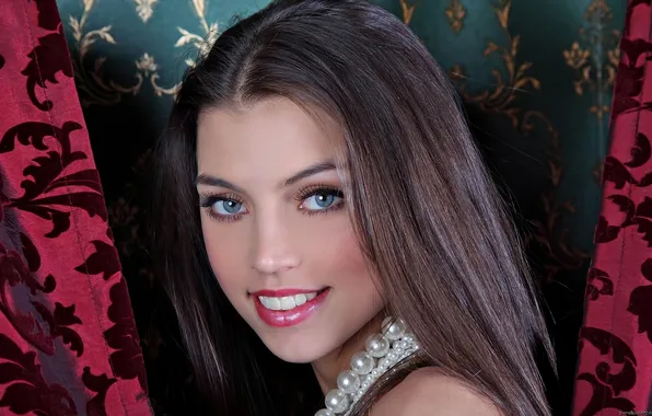 Blue eyes, brunette, makeup