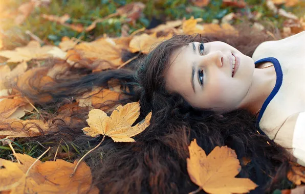 Picture NATURE, HAIR, GIRL, SMILE, FACE, AUTUMN, FOLIAGE, CURLS