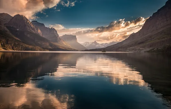 Picture the sky, clouds, mountains, lake