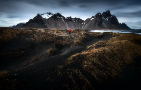 Picture sea, people, mountains