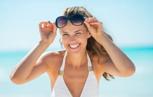Picture girl, the sun, joy, pose, smile, makeup, glasses, hairstyle