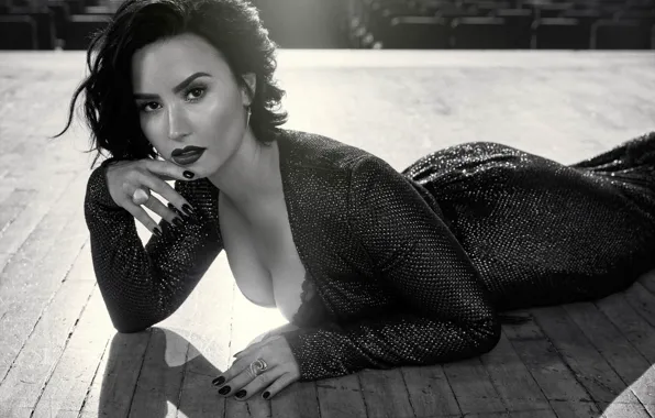 Pose, singer, Demi Lovato