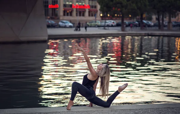 Girl, the city, dance, Eva Le Bolzer