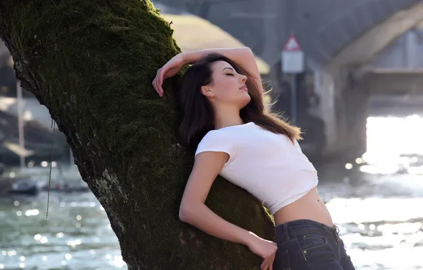 TREE, TRUNK, JEANS, BROWN hair, MOSS