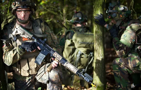 Picture weapons, soldiers, Royal Netherlands Army