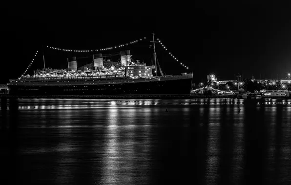 The evening, port, liner, Queen Mary 2, cruise
