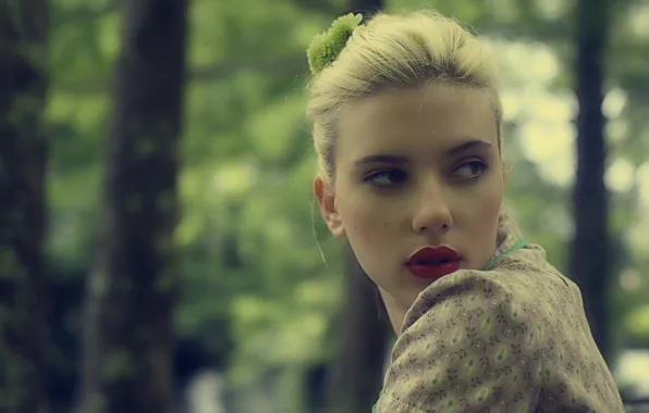 Picture macro, red lips, green flowers in her hair, Scarlett Johansson