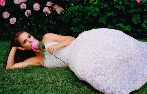 White, grass, girl, roses, dress, actress, Natalie Portman, Natalie Portman