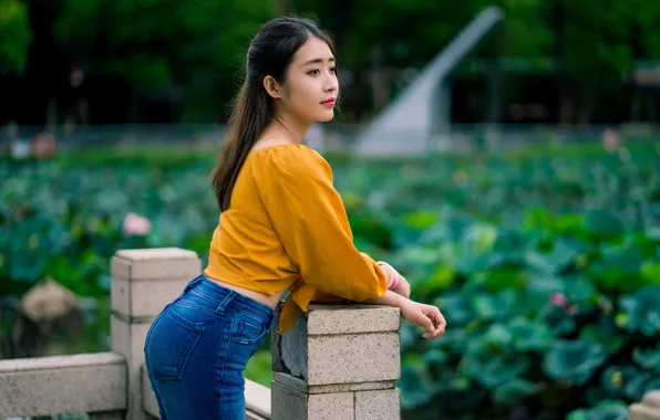 Picture model, portrait, jeans, makeup, figure, brunette, hairstyle, blouse