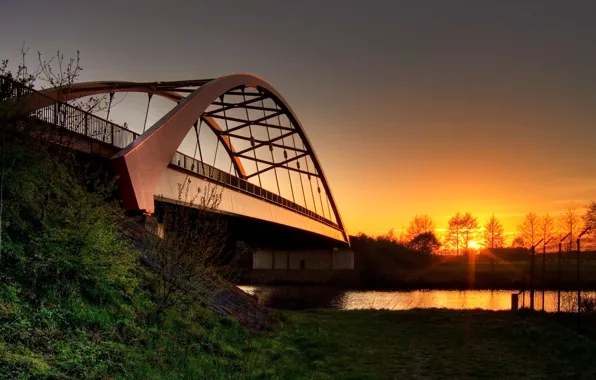 Picture the sun, bridge, river