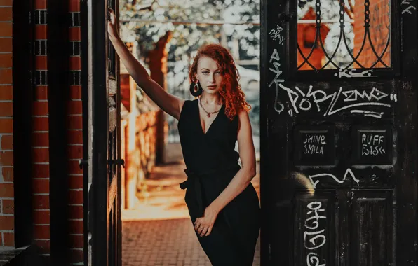 Picture girl, the door, Masha Kalita