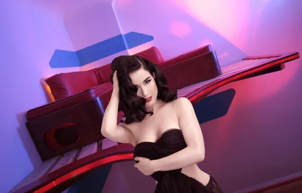 Dita Von Teese, Brunette, Couch