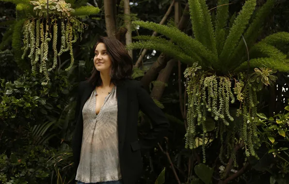 Picture greens, smile, jeans, garden, actress, brunette, hairstyle, photographer